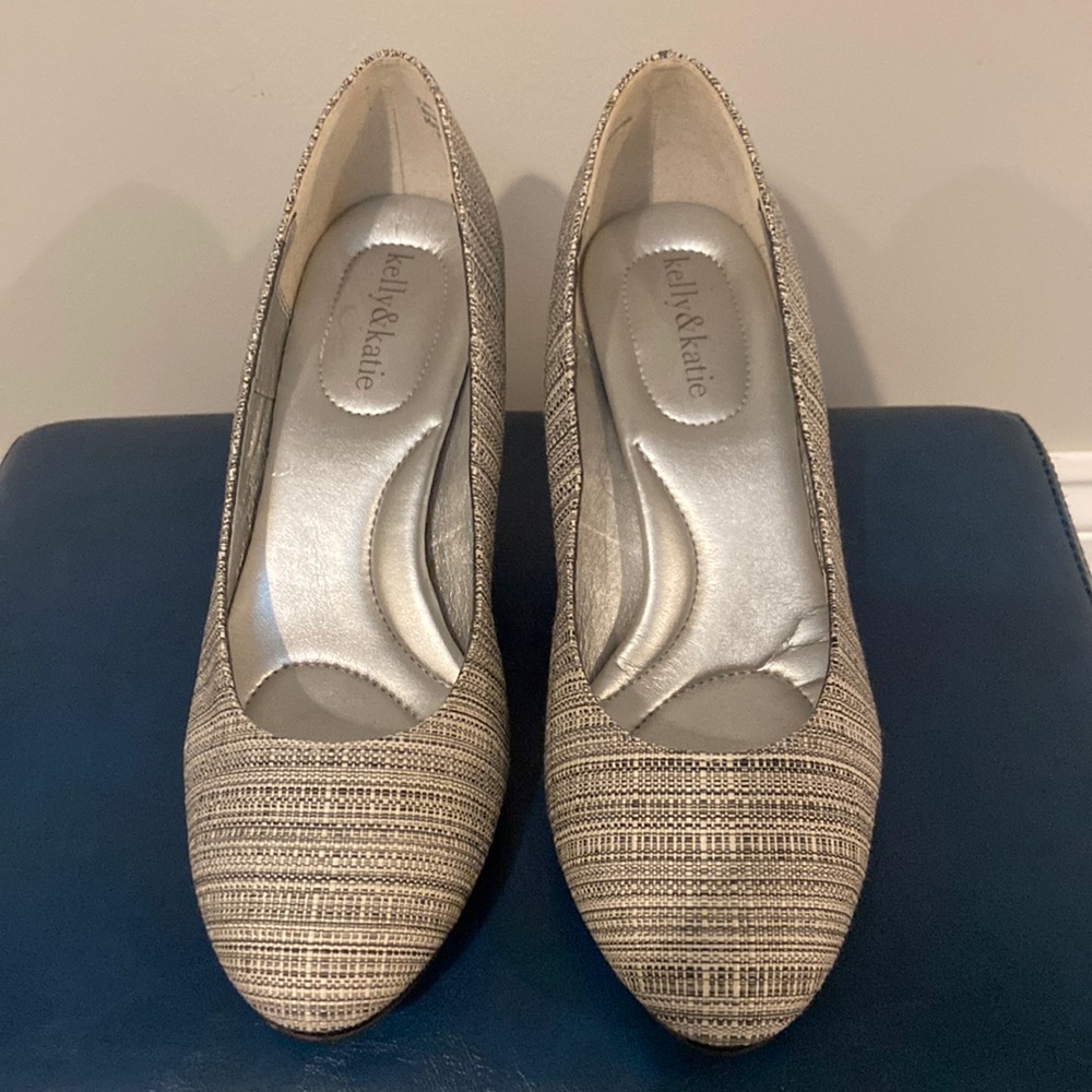 Kelly & Katie black and white fabric pump, size 9W.